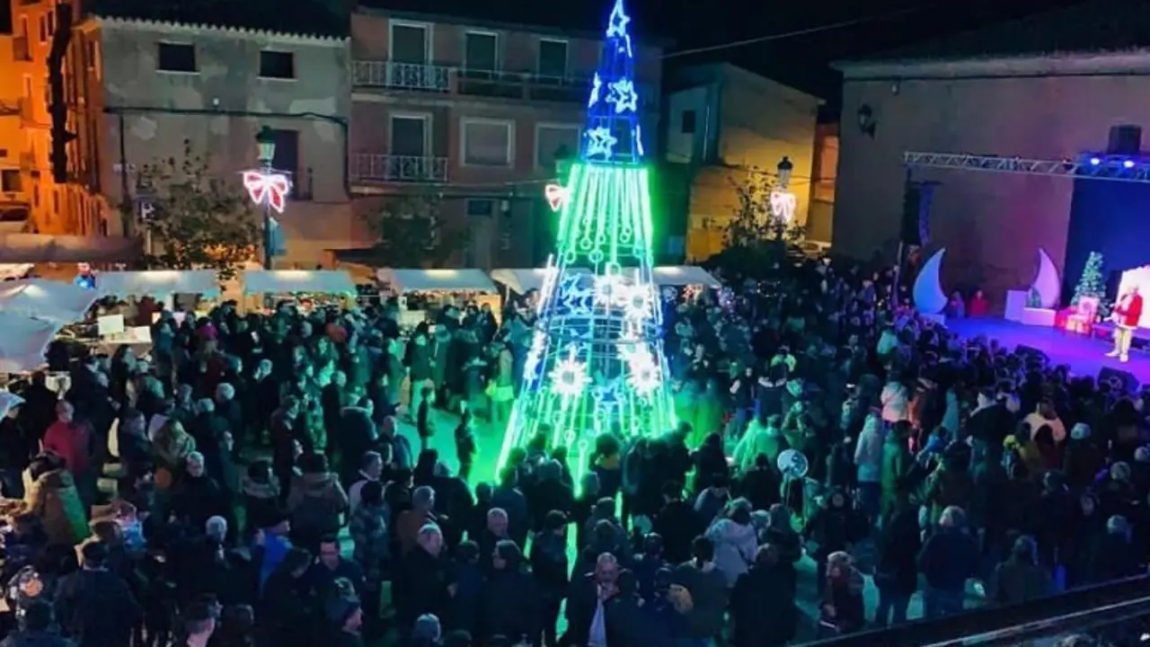 Imagen de archivo de una edici&oacute;n anterior del encendido de luces de Navidad en Pedrola. / HA