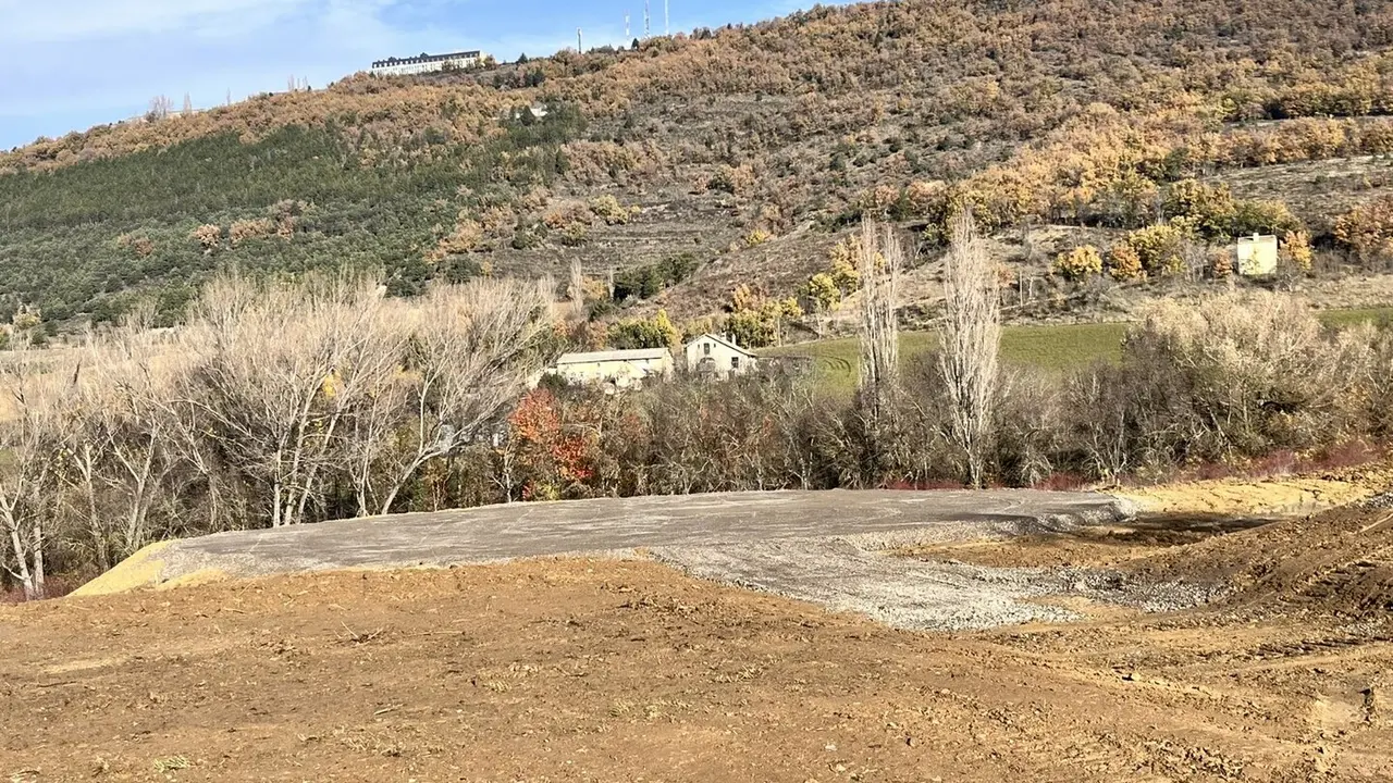 Plataforma del helipuerto de Jaca en construcci&oacute;n. Ayuntamiento de Jaca