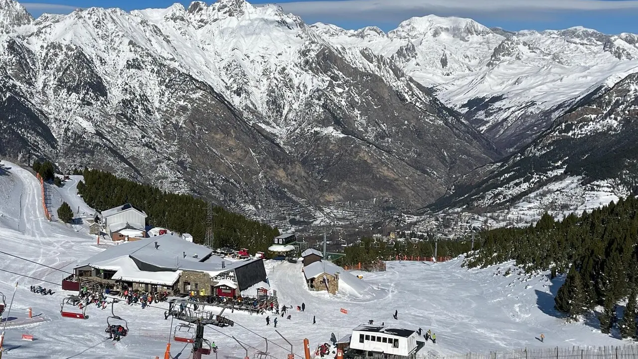 Cumbres nevadas en Cerler este domingo 15 de diciembre. / Marcos Liminiana
