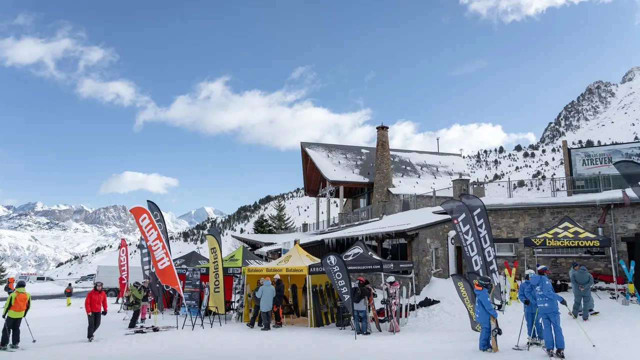 Ambiente este fin de semana en la estaci&oacute;n de Formigal Panticosa en el primer fin de semana de pistas abiertas. / Aram&oacute;n
