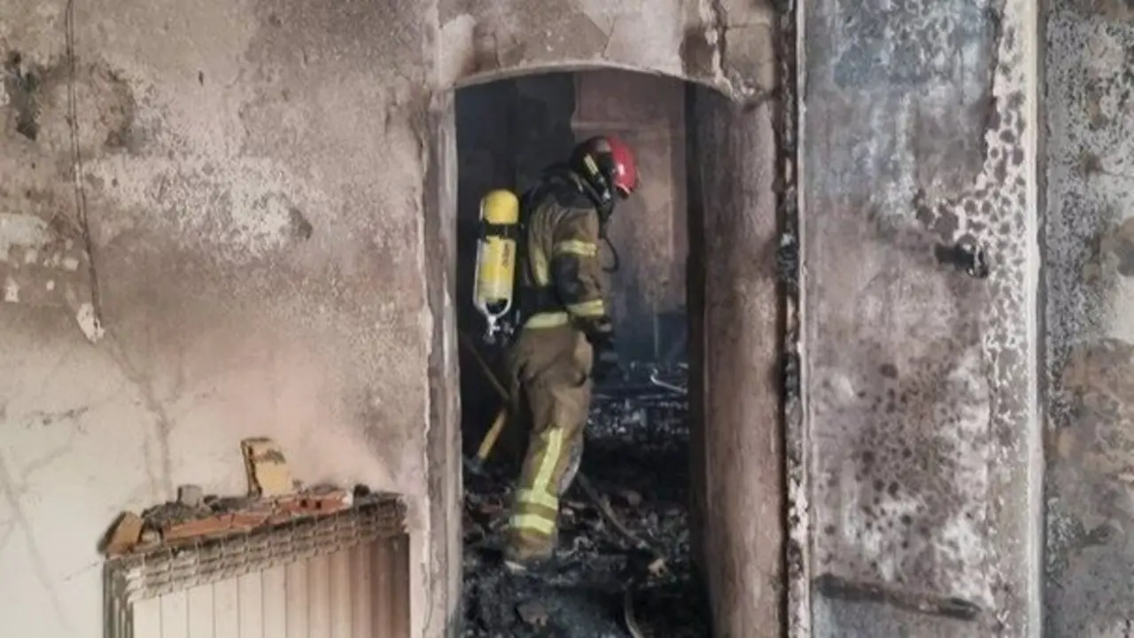 Bomberos de la DPT en el interior de la vivienda. DPT