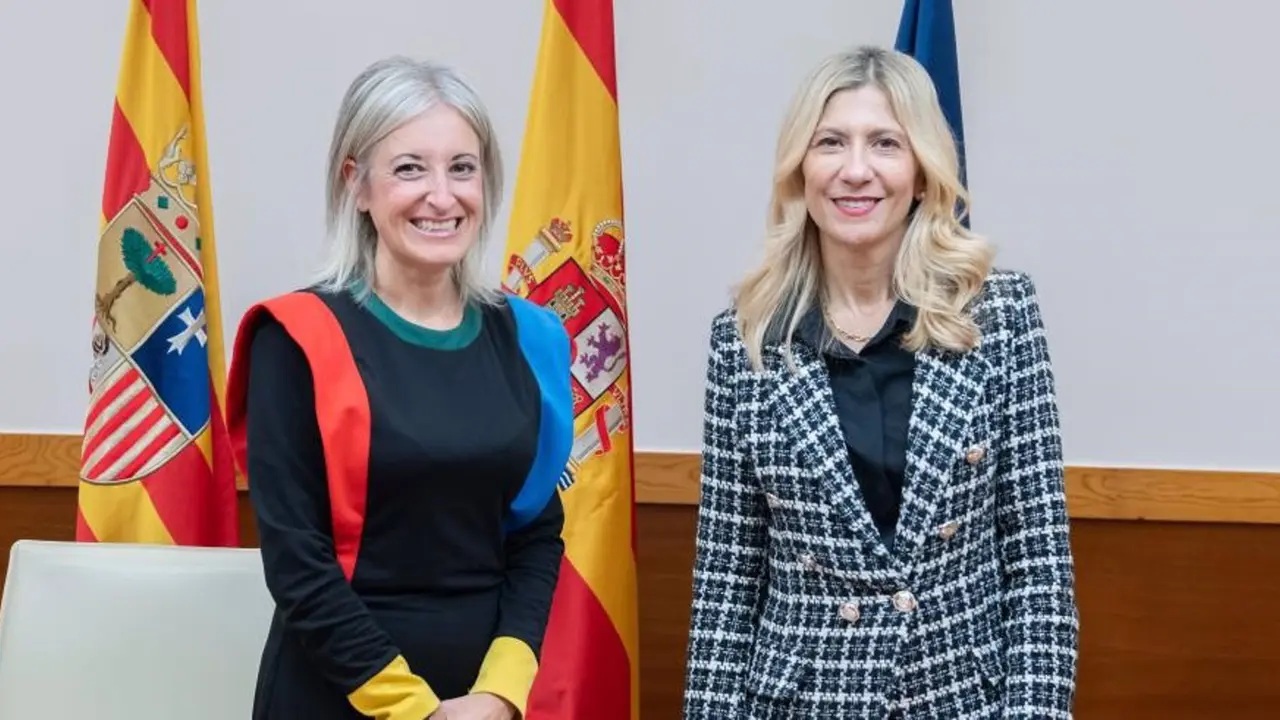 La directora de la CARTV, Raquel Fuertes, y la vicepresidenta del Gobierno de Arag&oacute;n, Mar Vaquero. / DGA