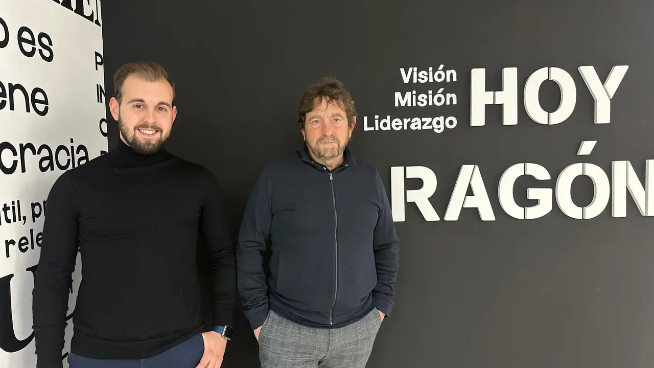 V&iacute;ctor Guiral (izquierda) y su padre, Bernardo Guiral, en la redacci&oacute;n de HOY ARAG&Oacute;N. / M. N.