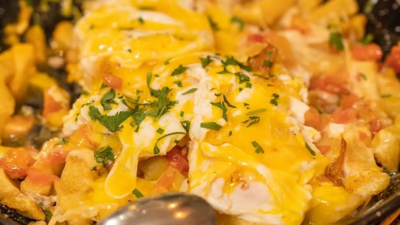 Los huevos rotos son un cl&aacute;sico para comer de raciones