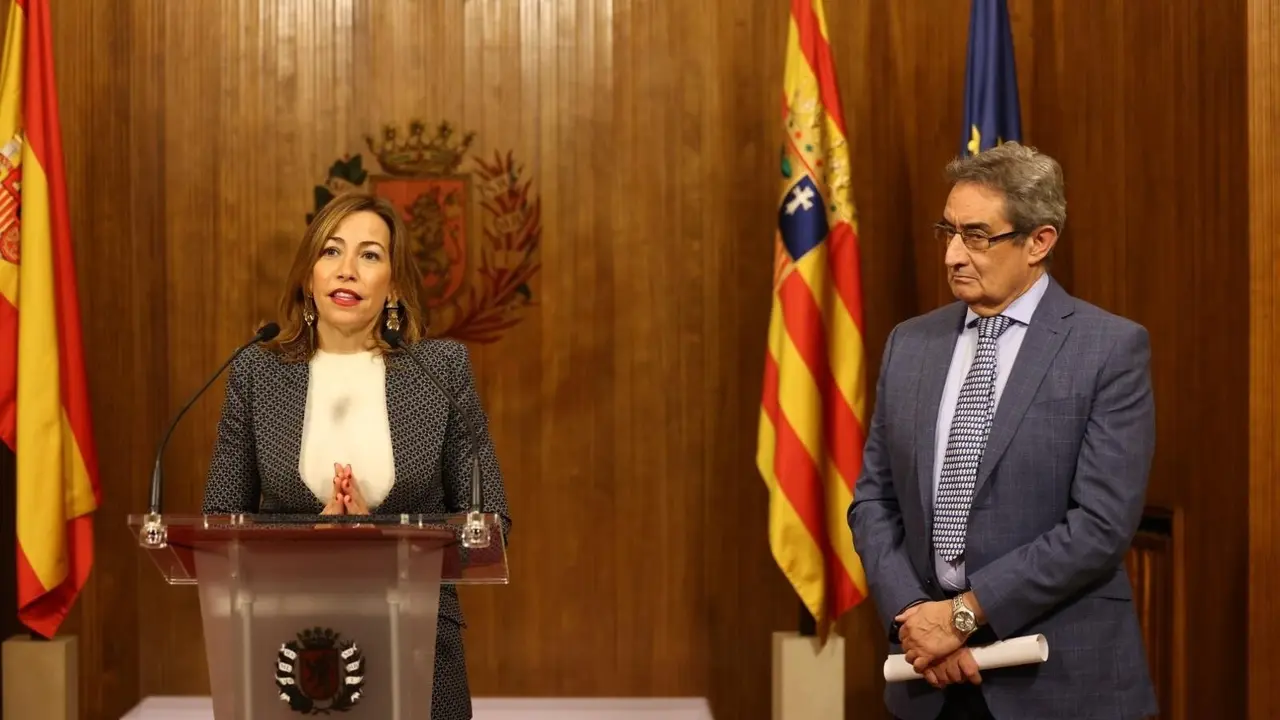 La alcaldesa de Zaragoza, Natalia Chueca, y el portavoz de Vox en el Ayuntamiento de Zaragoza, Julio Calvo.