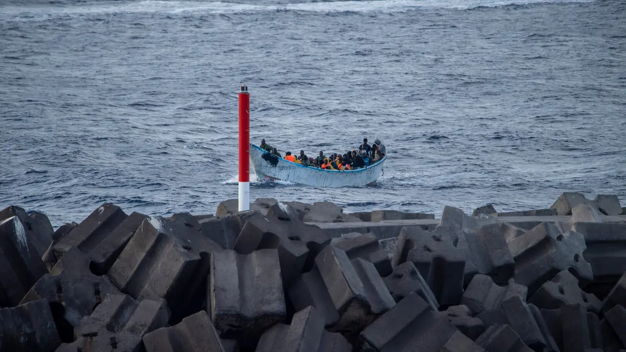 Un cayuco a su llegada al puerto de La Restinga, a 7 de diciembre de 2024, en El Hierro, Canarias (Espa&ntilde;a)