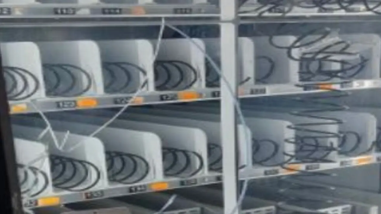 Imagen de la m&aacute;quina de vending destrozada /H.A.