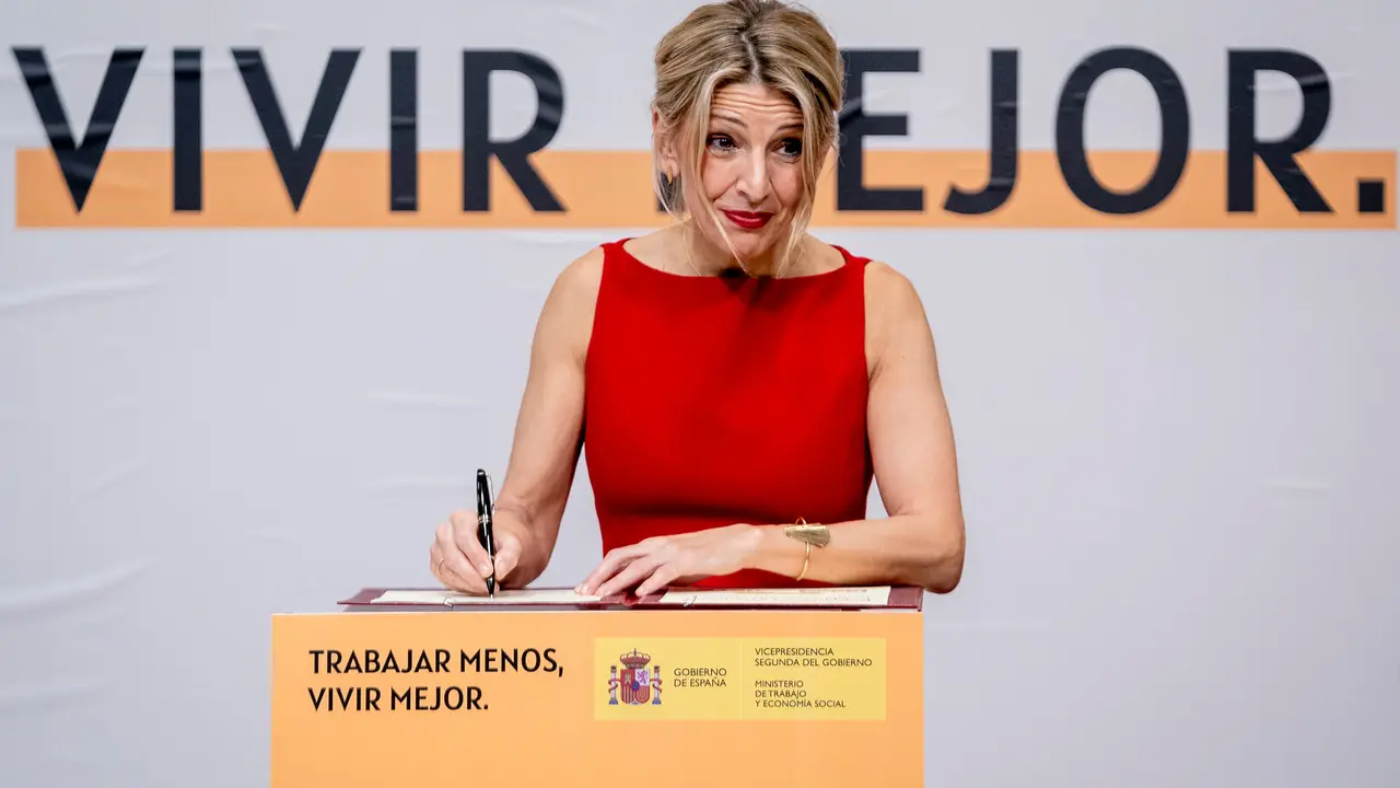 La vicepresidenta del Gobierno, Yolanda D&iacute;az, en la firma del acuerdo con los sindicatos para la reducci&oacute;n de la jornada laboral