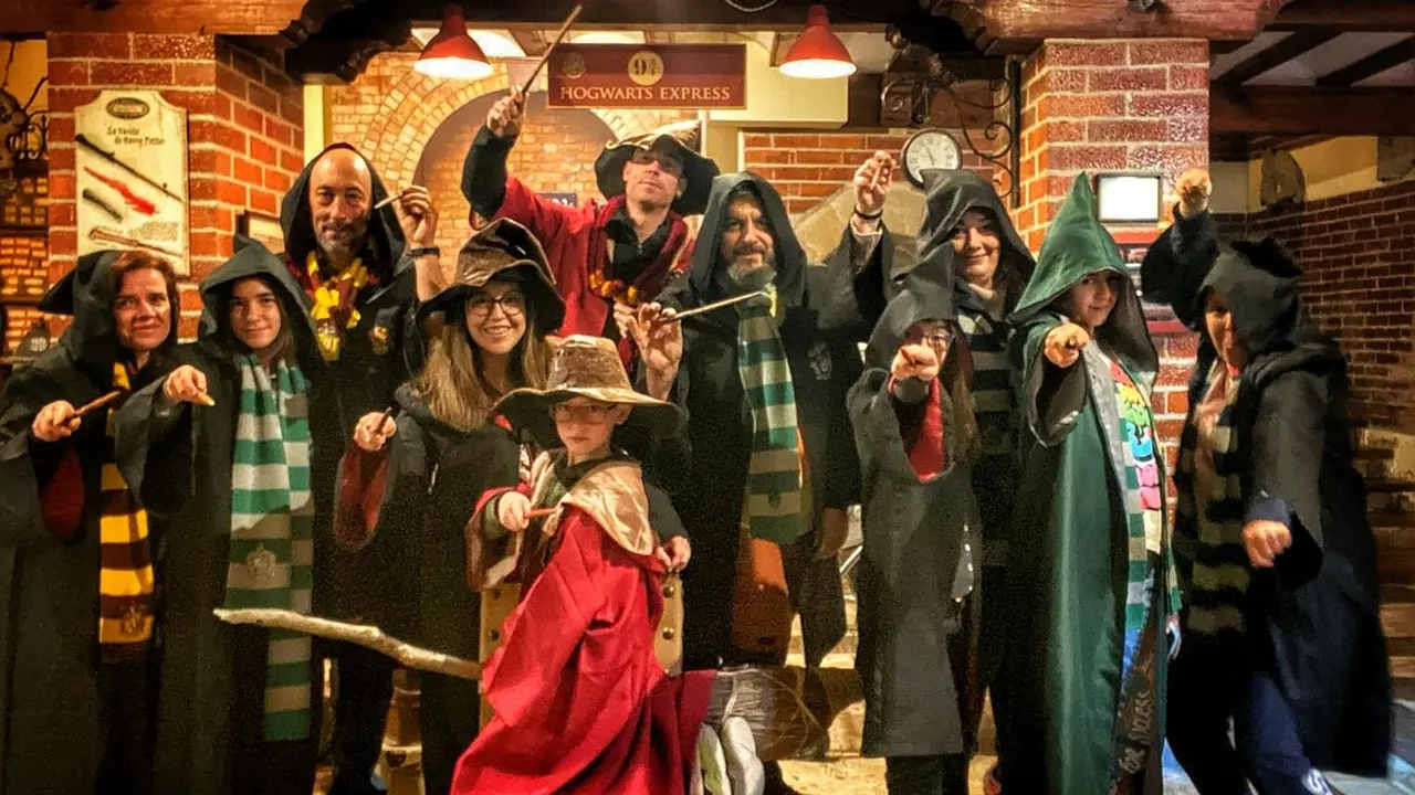 Un grupo de visitantes, caracterizados de la tem&aacute;tica de Harry Potter, en el Torre&oacute;n M&aacute;gico de As&iacute;n. / Torre&oacute;n M&aacute;gico