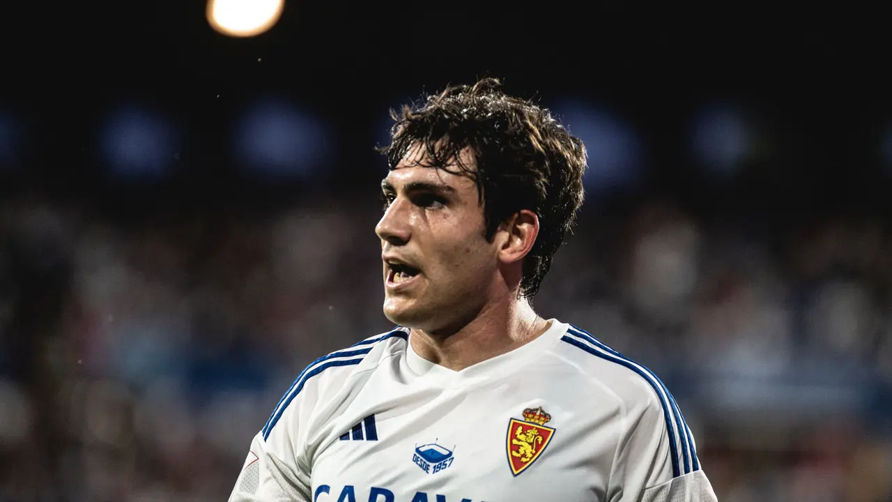 Iv&aacute;n Az&oacute;n con el Real Zaragoza / MARCOS CEBRI&Aacute;N