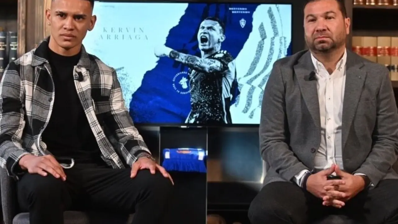 Juan Carlos Cordero en la presentaci&oacute;n de Kervin Arriaga / REAL ZARAGOZA