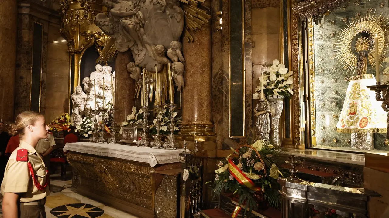 La princesa Leonor mirando a la Virgen del Pilar