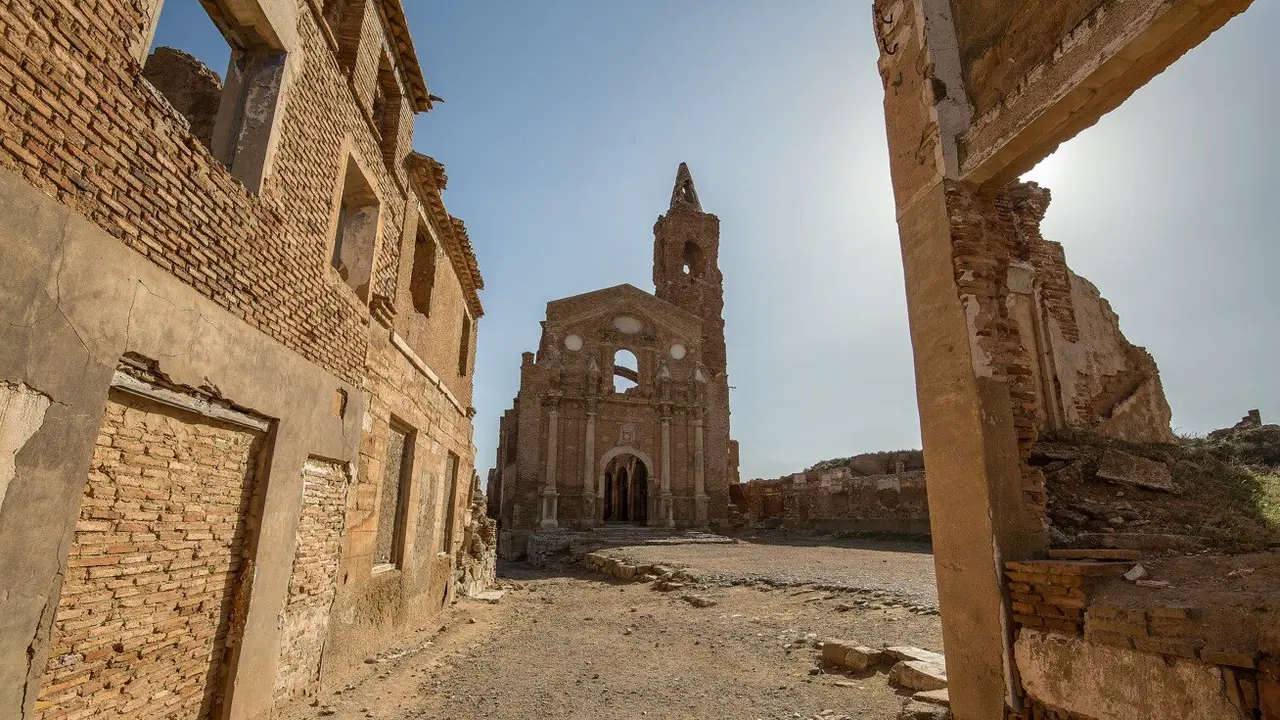 Los restos de la iglesia de San Mart&iacute;n de Belchite son muy representativos de este enclave hist&oacute;rico de Arag&oacute;n. /   L. S. Aranda
