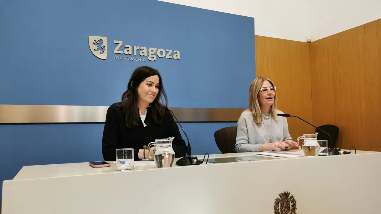 Las consejeras municipales de Medio Ambiente y Movilidad, Tatiana Gaudes, y de Hacienda y Fondos Europeos, Blanca Solans. AZ