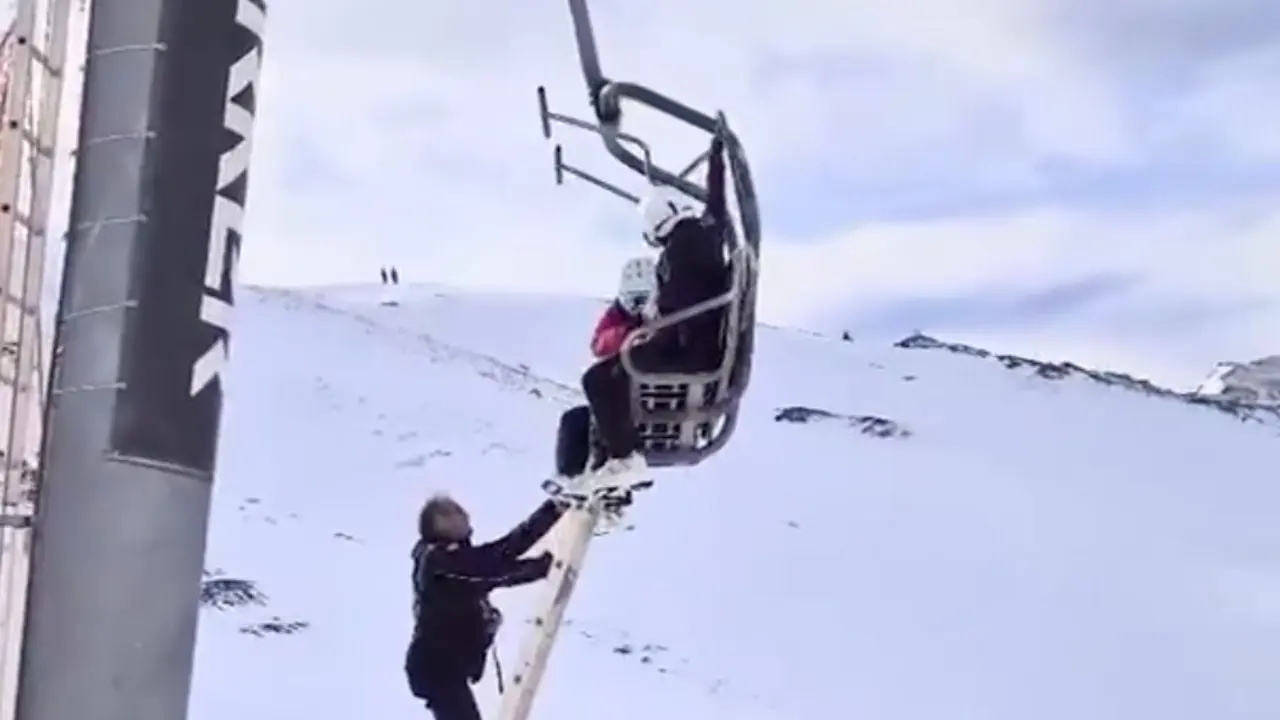 Una de las im&aacute;genes de la evacuaci&oacute;n de un telesilla en Ast&uacute;n / Cedida
