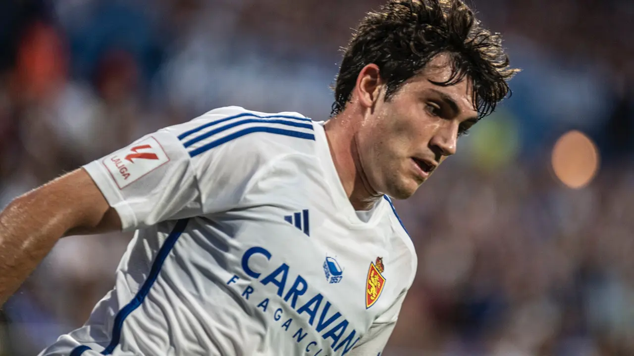 Iv&aacute;n Az&oacute;n con el Real Zaragoza / MARCOS CEBRI&Aacute;N