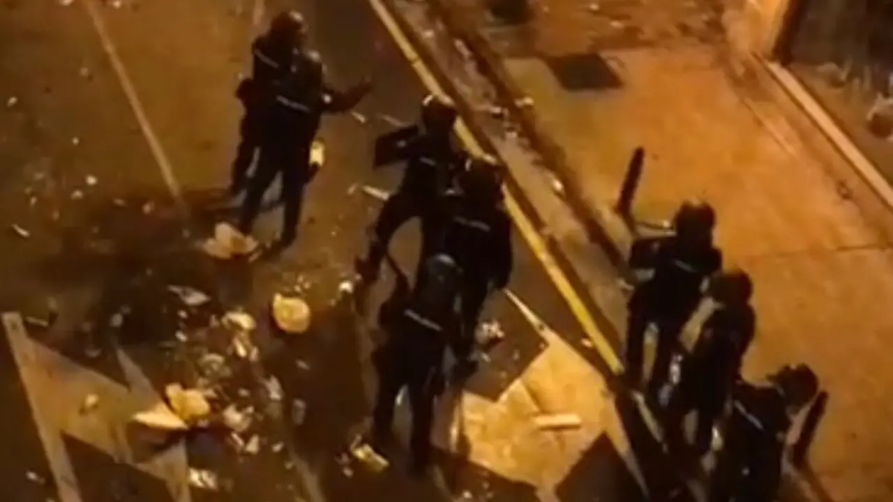 Imagen de los polic&iacute;as en la 
Plaza del Justicia intentando repeler el ataque /H.A.