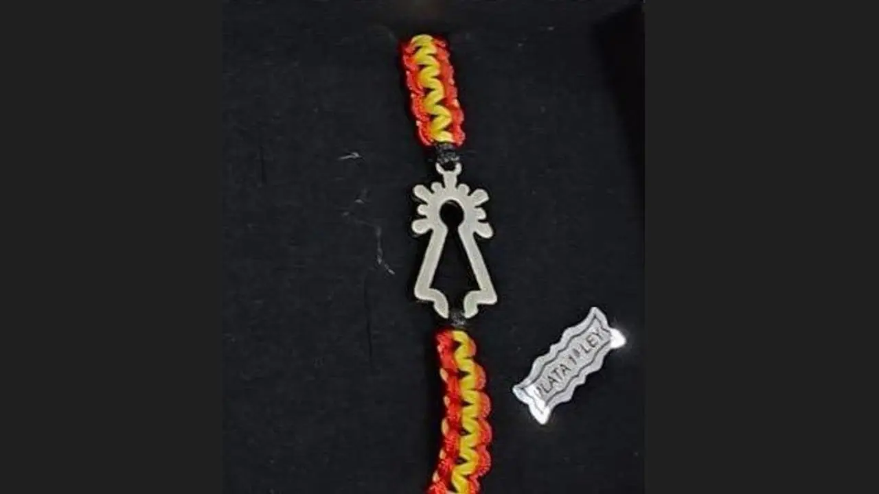 La pulsera que ha regalado Azc&oacute;n a los reyes Felipe y Letizia. / HA