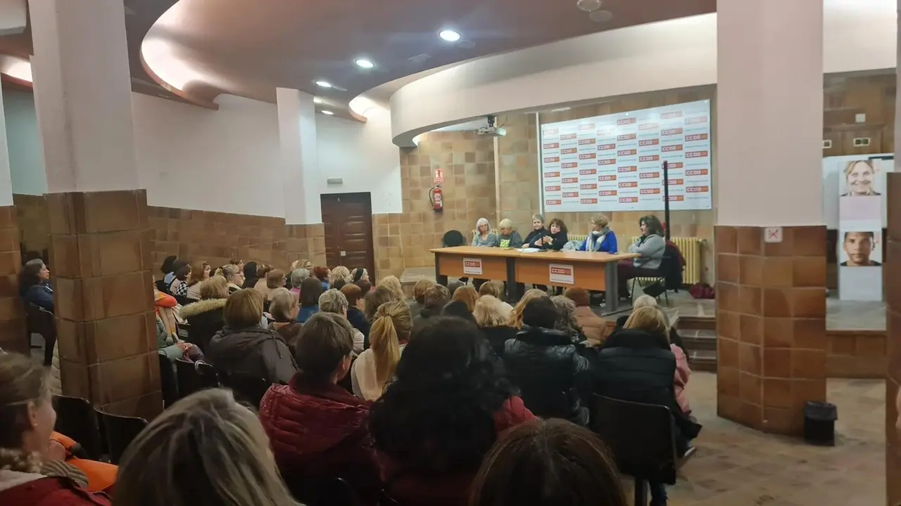 Reuni&oacute;n, en la sede de CCOO Arag&oacute;n, de trabajadores del servicio de ayuda a domicilio del Ayuntamiento de Zaragoza. /CCOO Arag&oacute;n.