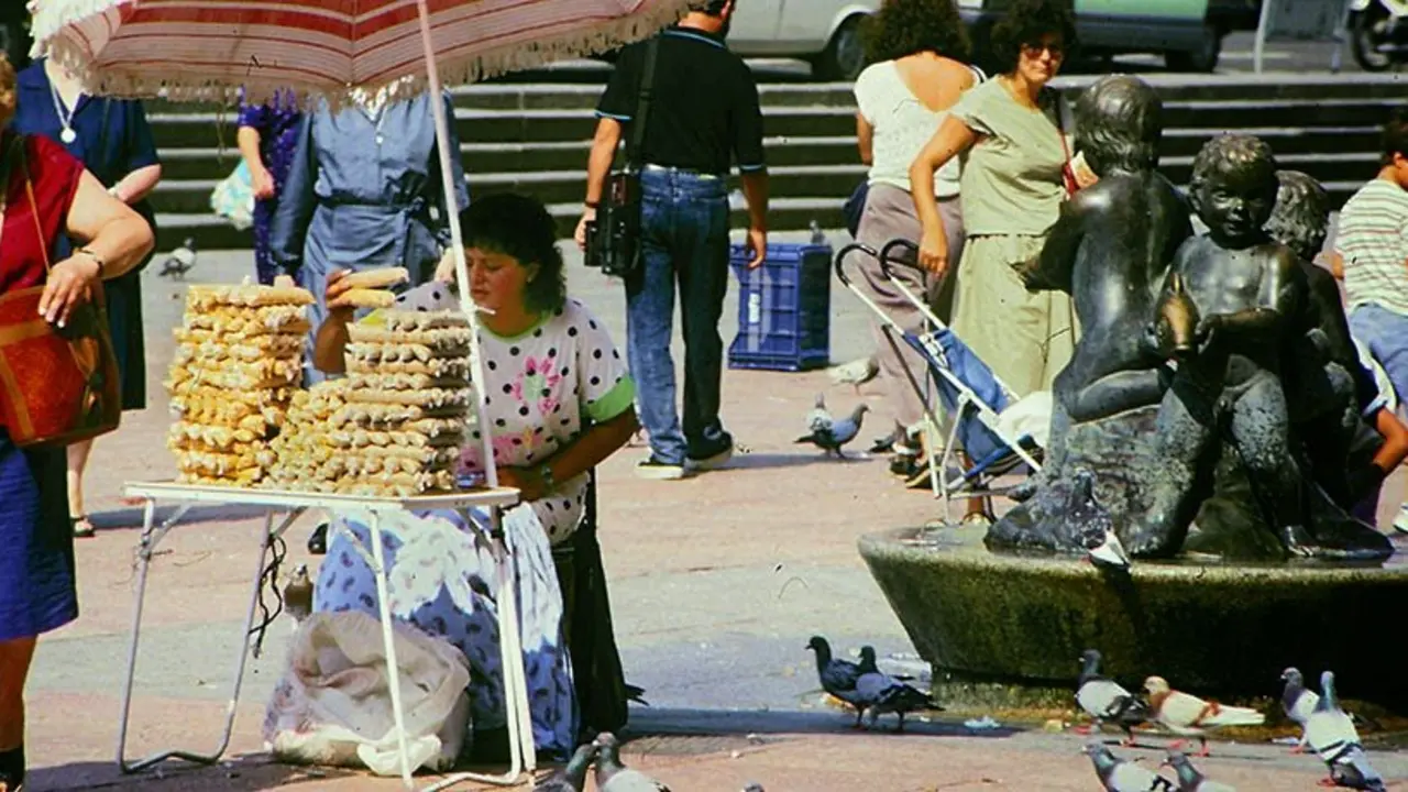 Puesto ambulante de venta de comida para las palomas en el Pilar / Eszaragoza