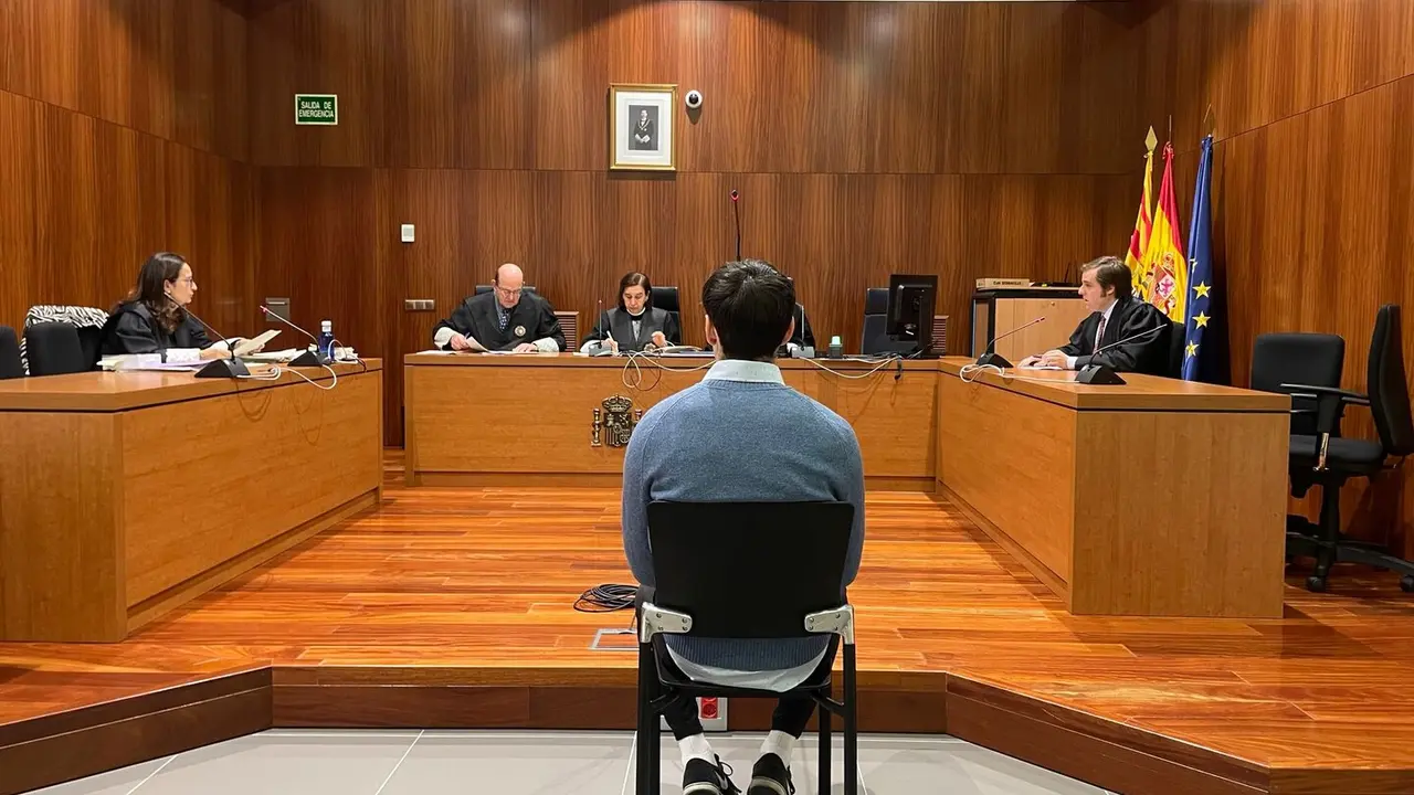 Imagen del juicio en la Audiencia Provincial de Zaragoza con el acusado sentado frente a la jueza /H.A.