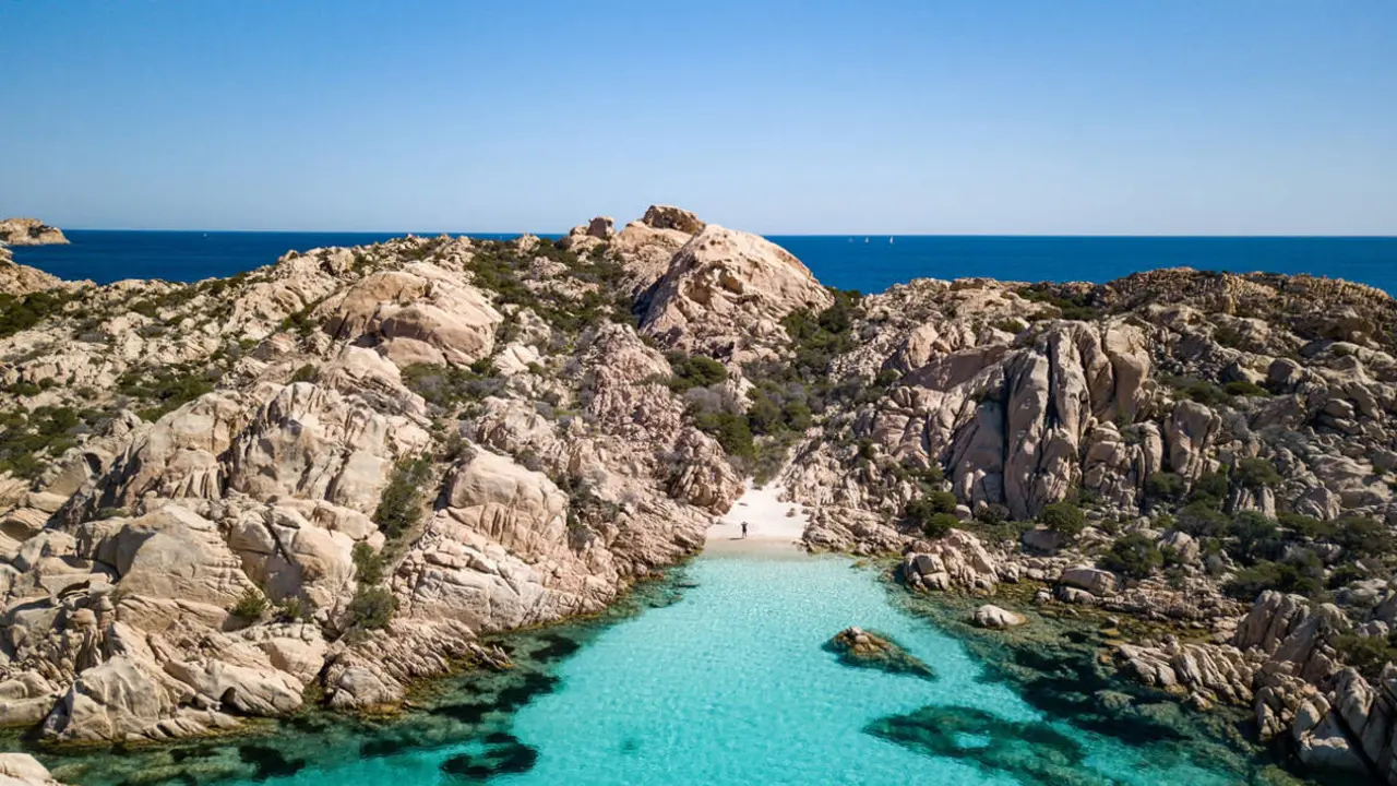 Cala en Cerde&ntilde;a./ Viajes National Geographic