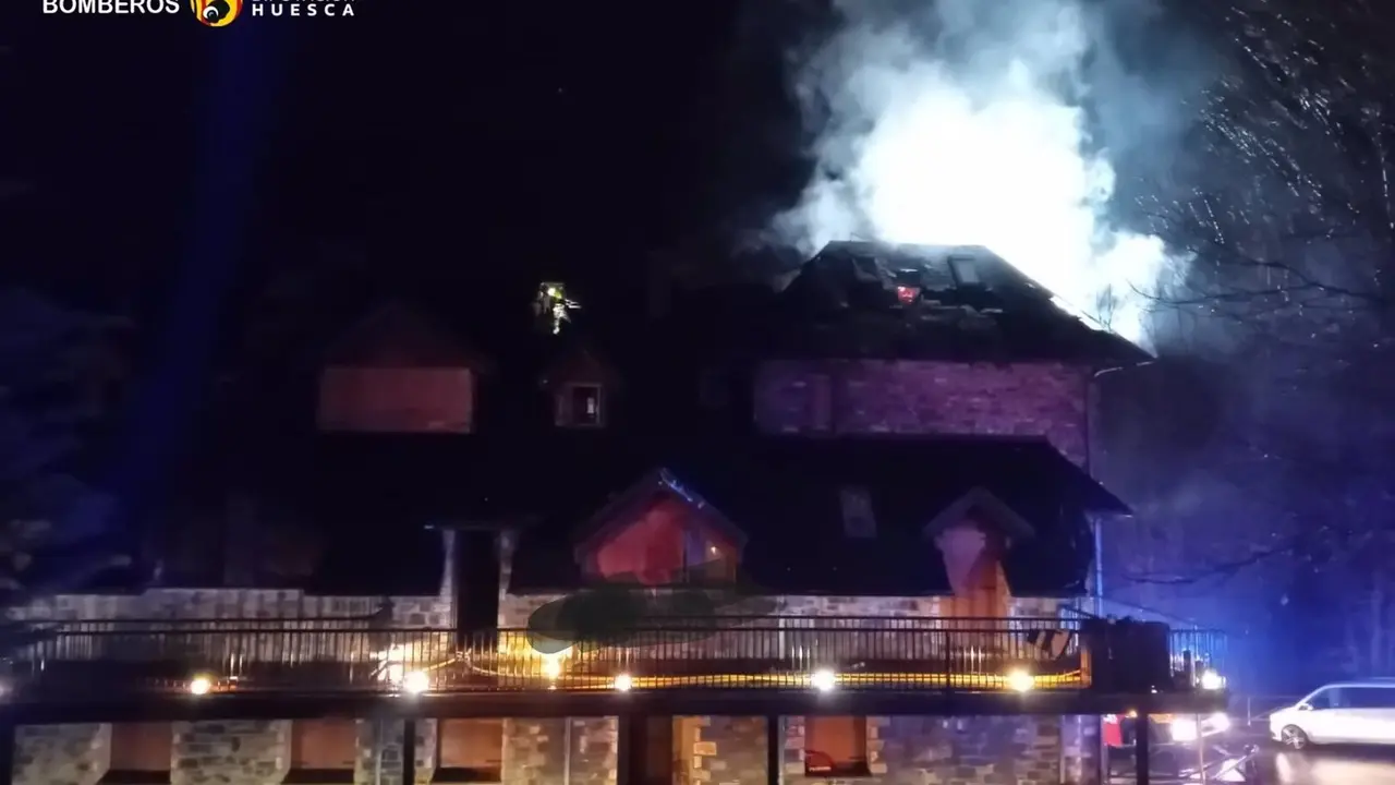 Incendio en un bloque de apartamentos en la localidad oscense de Escarrilla. - BOMBEROS DPH