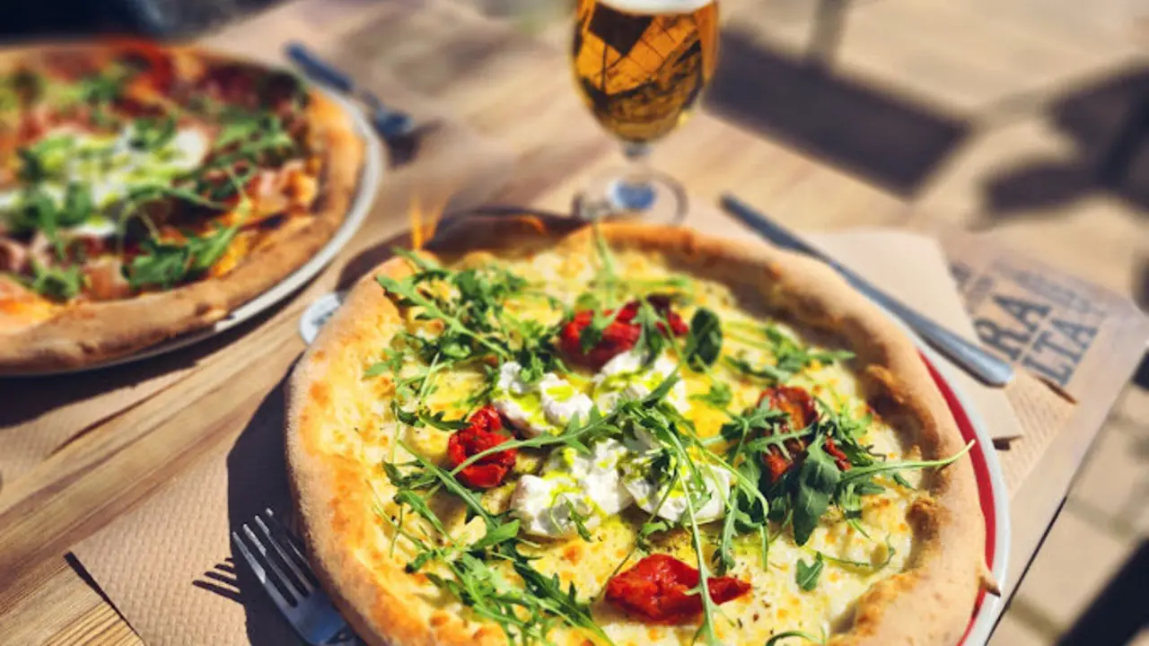 Pizza mozzarela, tomate seco y r&uacute;cula. / Il Buco