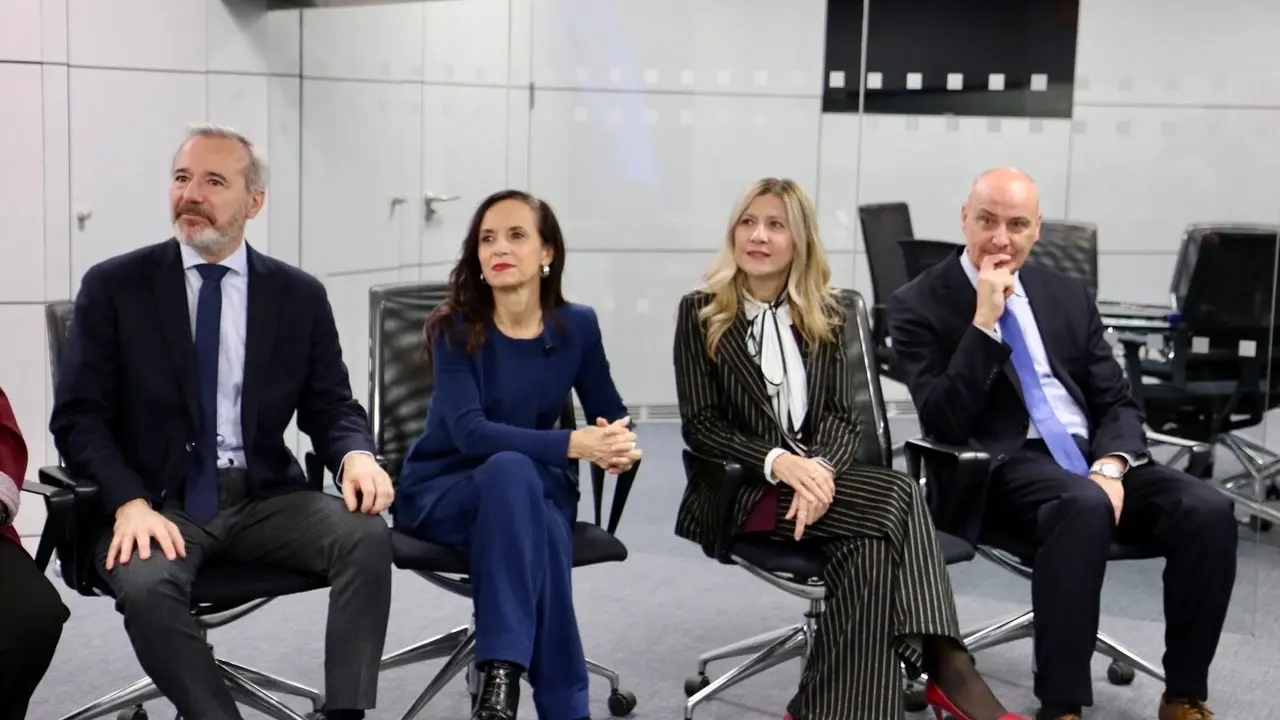 El presidente de Arag&oacute;n, Jorge Azc&oacute;n, junto con la presidenta de Red El&eacute;ctrica, Mar Vaquero