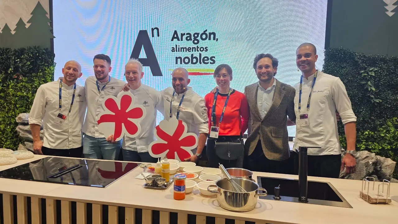 El presidente de la DPH, Isaac Claver, junto con algunos de los chefs presentes en Madrid Fusi&oacute;n. / DIPUTACI&Oacute;N DE HUESCA