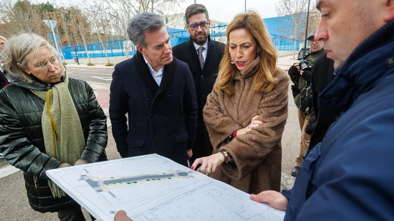 La alcaldesa visita el entorno de la futura conexi&oacute;n entre las 
calles de Ib&oacute;n de Ast&uacute;n con la de Francisco Rallo Lahoz. AZ