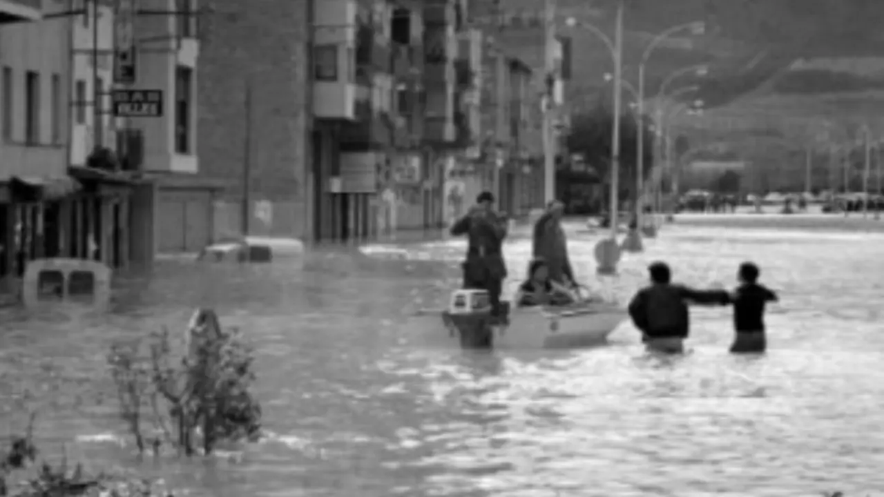 Casco urbano de Fraga durante la inundaci&oacute;n fluvial de 1982. Enric Filella.