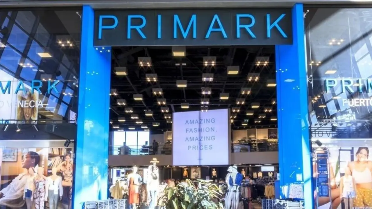 Puerta de entrada del Primark de Puerto Venecia / Puerto Venecia