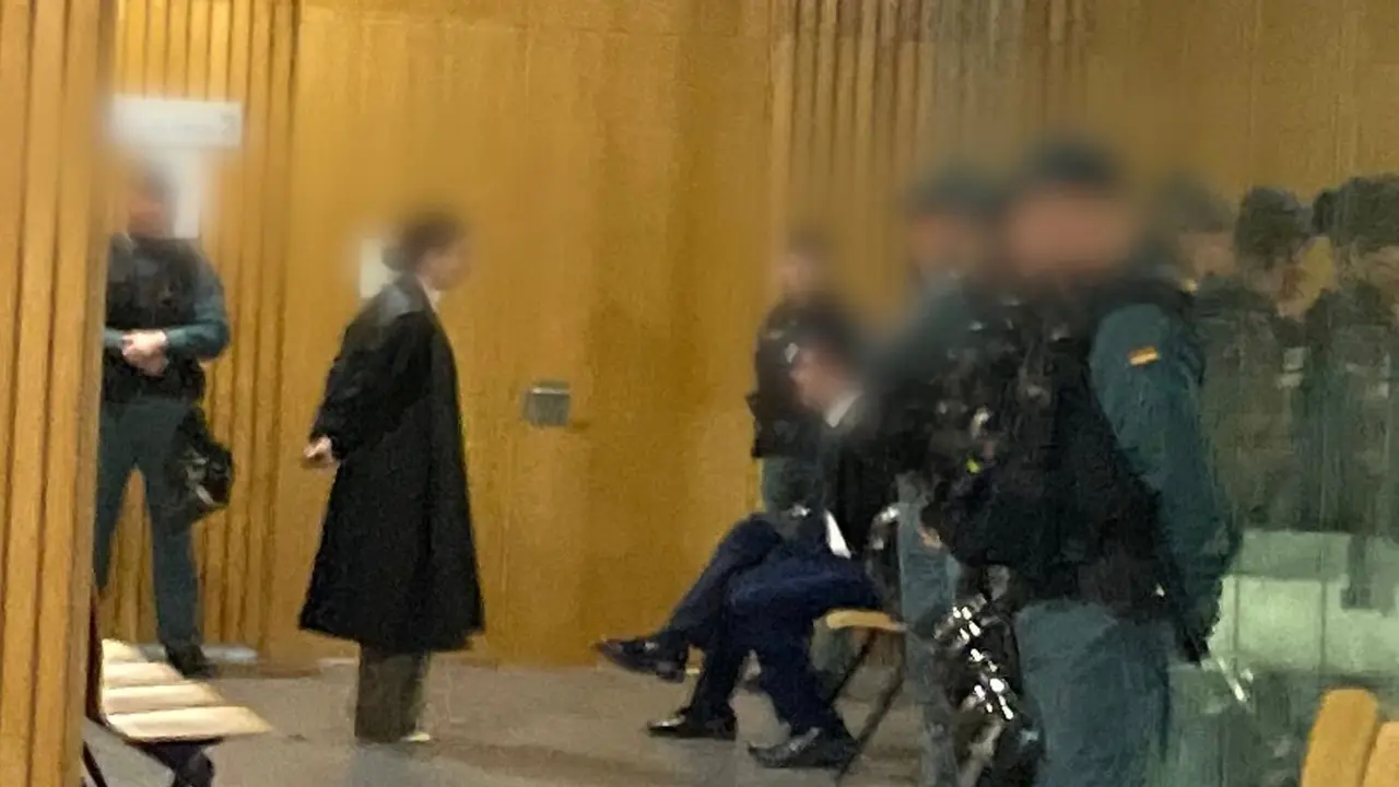 Imagen de la sala fuertemente custodiada por la Guardia Civil /H.A.