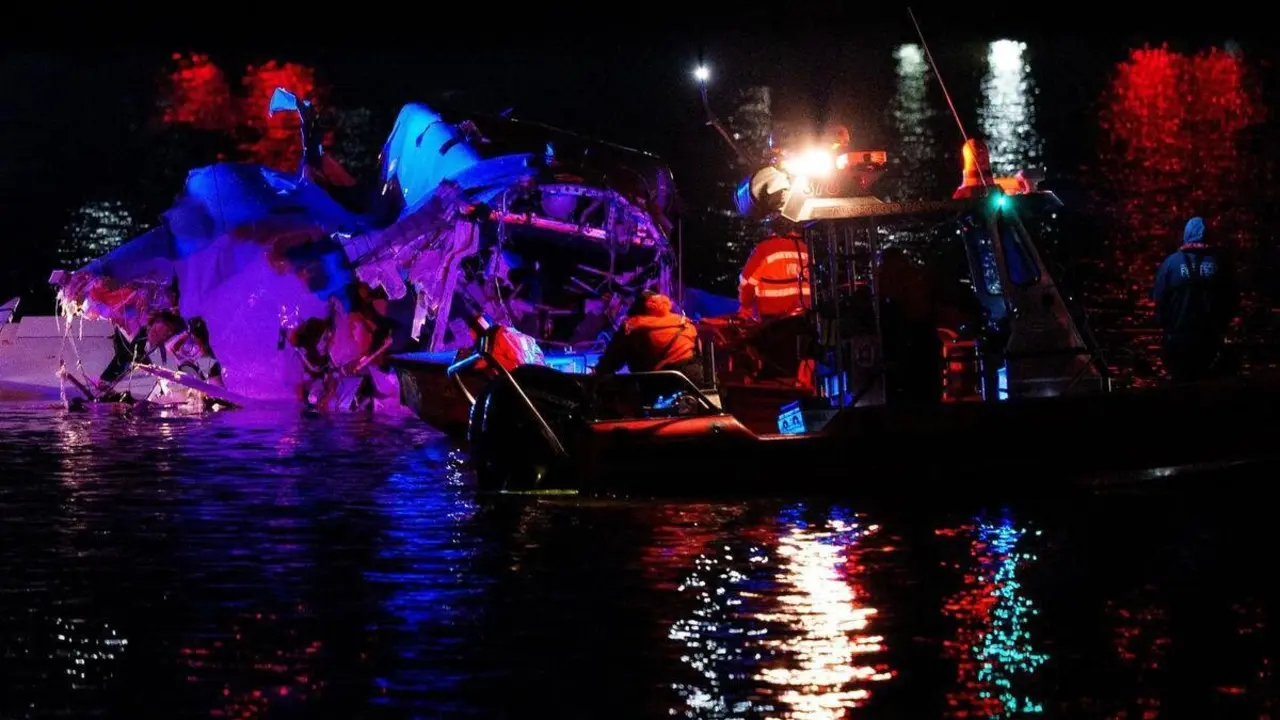 Un avi&oacute;n comercial cae al r&iacute;o Potomac al chocarse contra un helic&oacute;ptero