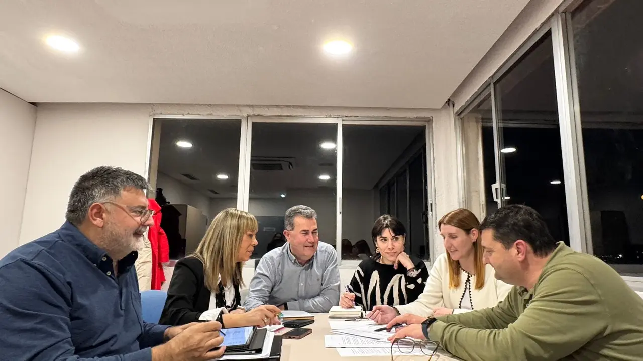 El equipo de Gobierno de Alca&ntilde;iz, en una reuni&oacute;n previa a la aprobaci&oacute;n de los presupuestos 2025. / HA