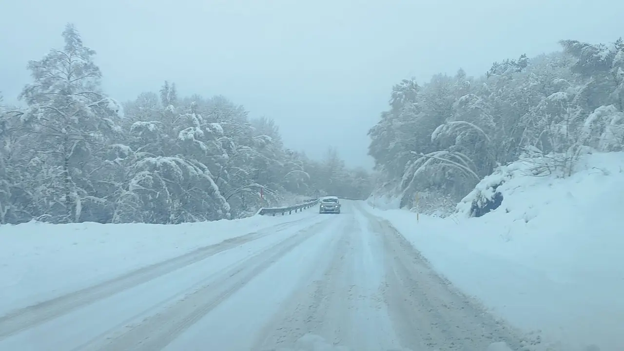 Carretera nevada en el Pririneo.