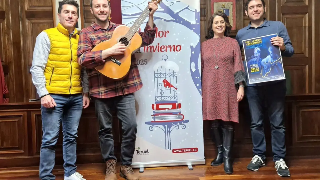 La alcaldesa de Teruel, Emma Buj, junto a Jes&uacute;s Macipe, director de 'La estrella azul', el concejal de Cultura, Carlos M&eacute;ndez y el actor Pepe Lorente. - AYUNTAMIENTO DE TERUEL