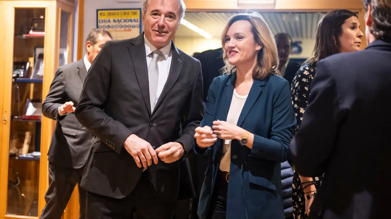 El presidente del Gobierno de Arag&oacute;n, Jorge Azc&oacute;n y la ministra de Educaci&oacute;n y Formaci&oacute;n Profesional, Pilar Alegr&iacute;a en el Pabell&oacute;n Pr&iacute;ncipe Felipe, a 22 de febrero de 2024, en Zaragoza.