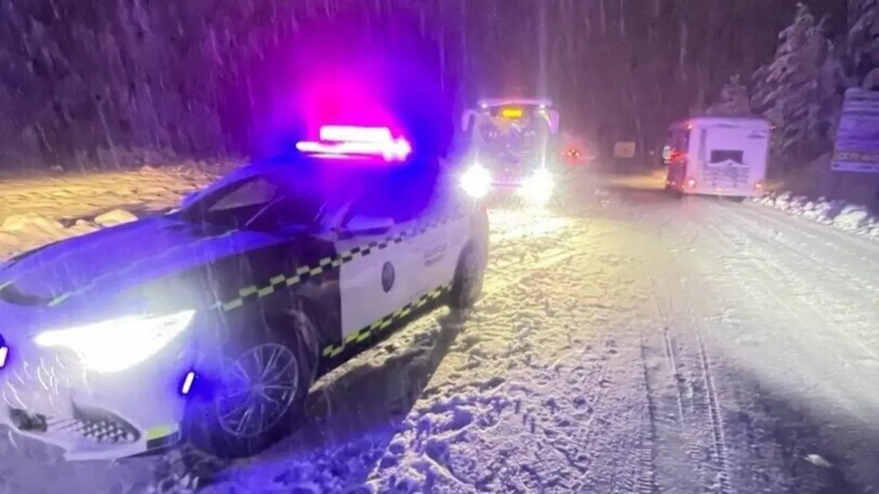 imagen de archivo: fuerte nevada en carreteras del Pirineo. - GUARDIA CIVIL HUESCA