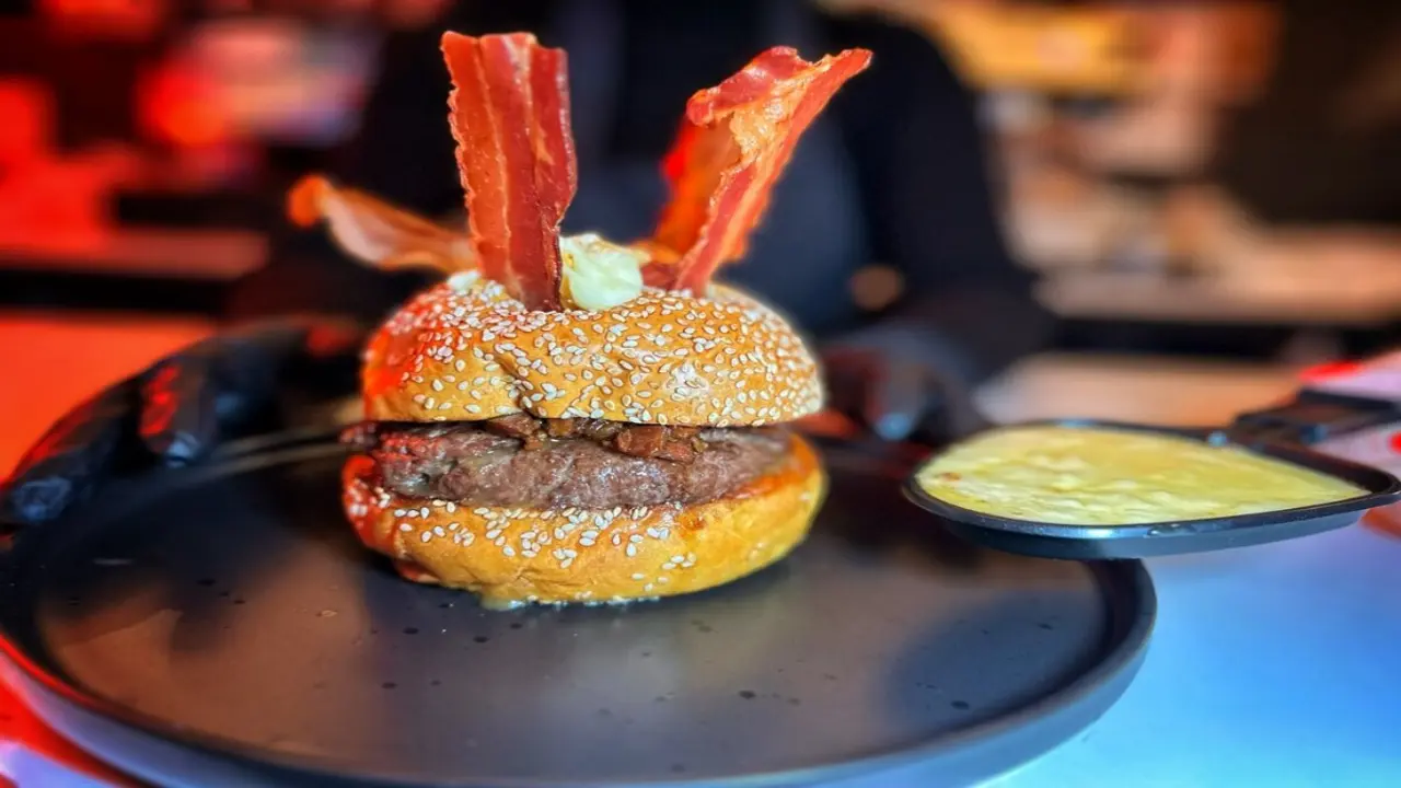 La Cheeseburger OMG. / TIKTAK HOUSE