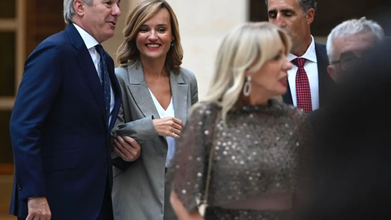 El actual presidente de Arag&oacute;n, Jorge Azc&oacute;n, con la ministra y l&iacute;der en ciernes del PSOE aragon&eacute;s, Pilar Alegr&iacute;a / EP