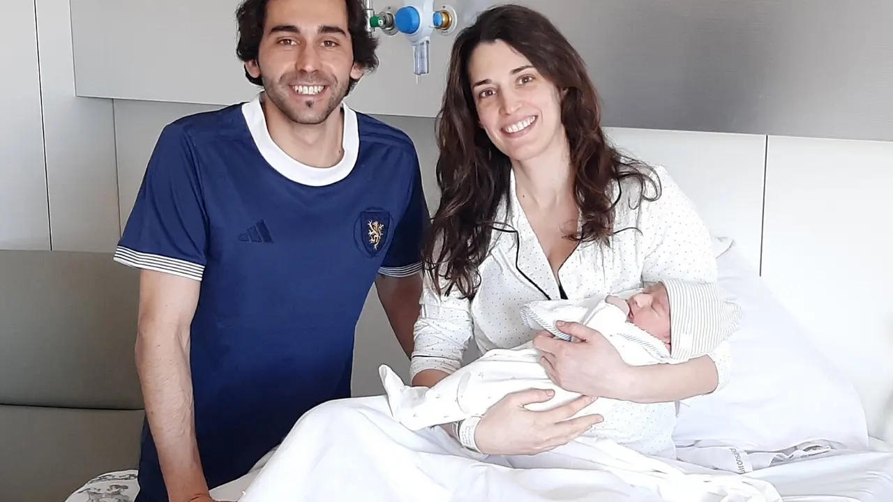 Tom&aacute;s junto a sus padres, Irene y Fran ./ Quir&oacute;nsalud