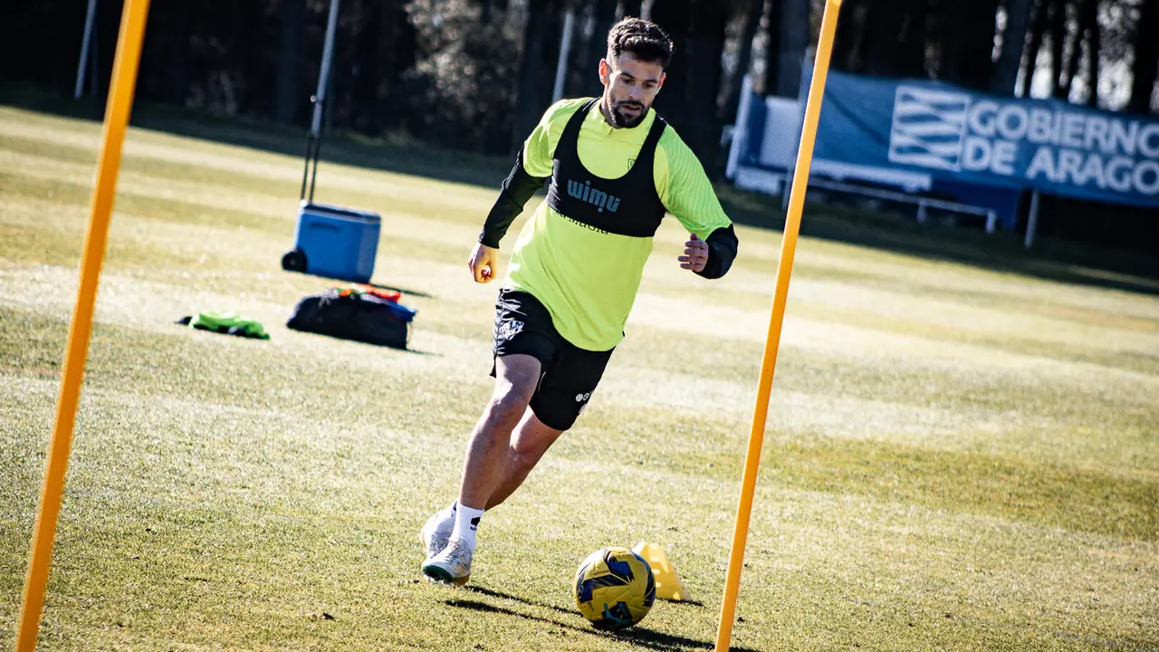 Moi Delgado entrenando con la SD Huesca / SDH