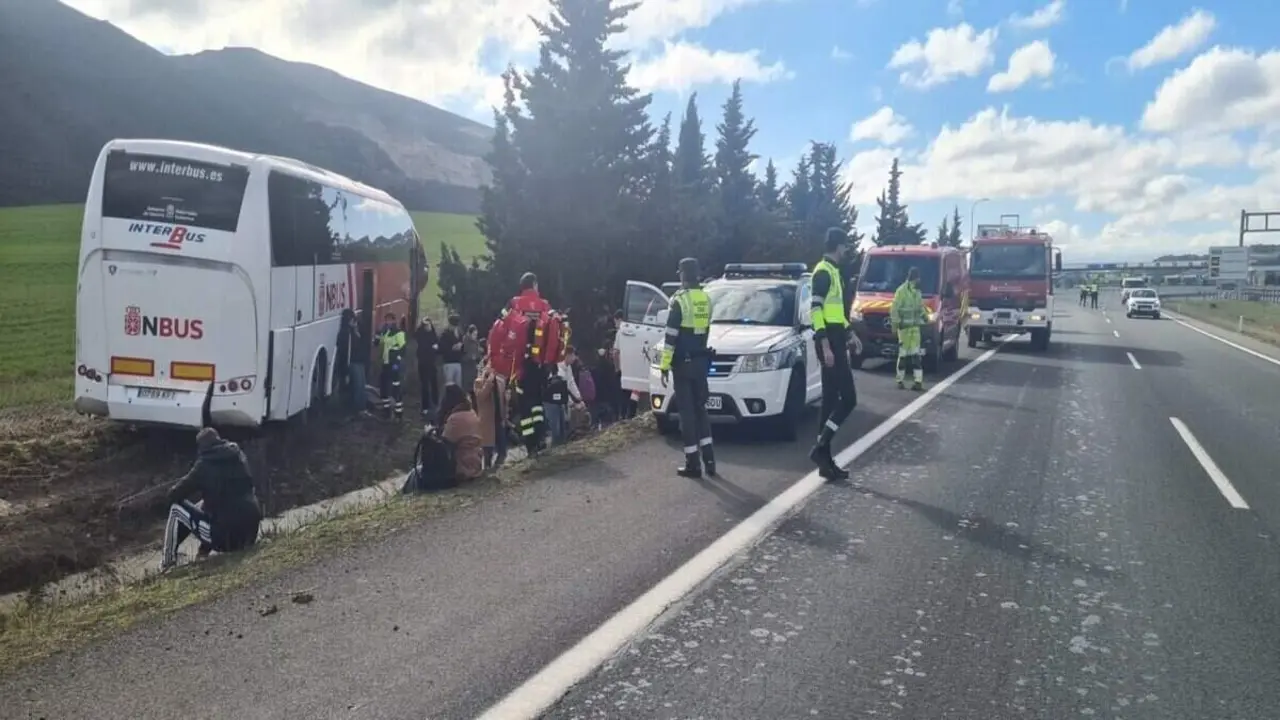 Autob&uacute;s accidentado este lunes en la AP-15, en sentido a Tudela. / GUARDIA CIVIL
