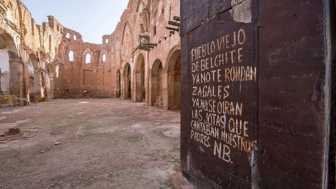 Iglesia de San Mart&iacute;n, en el Pueblo Viejo de Belchite. / HA