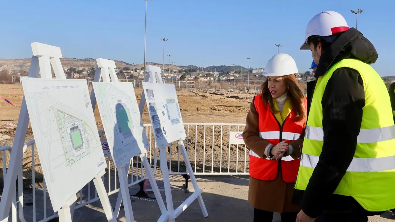 Natalia Chueca ha visitado las obras del estadio modular que se est&aacute; construyendo en el Parking Norte. / Daniel Marcos