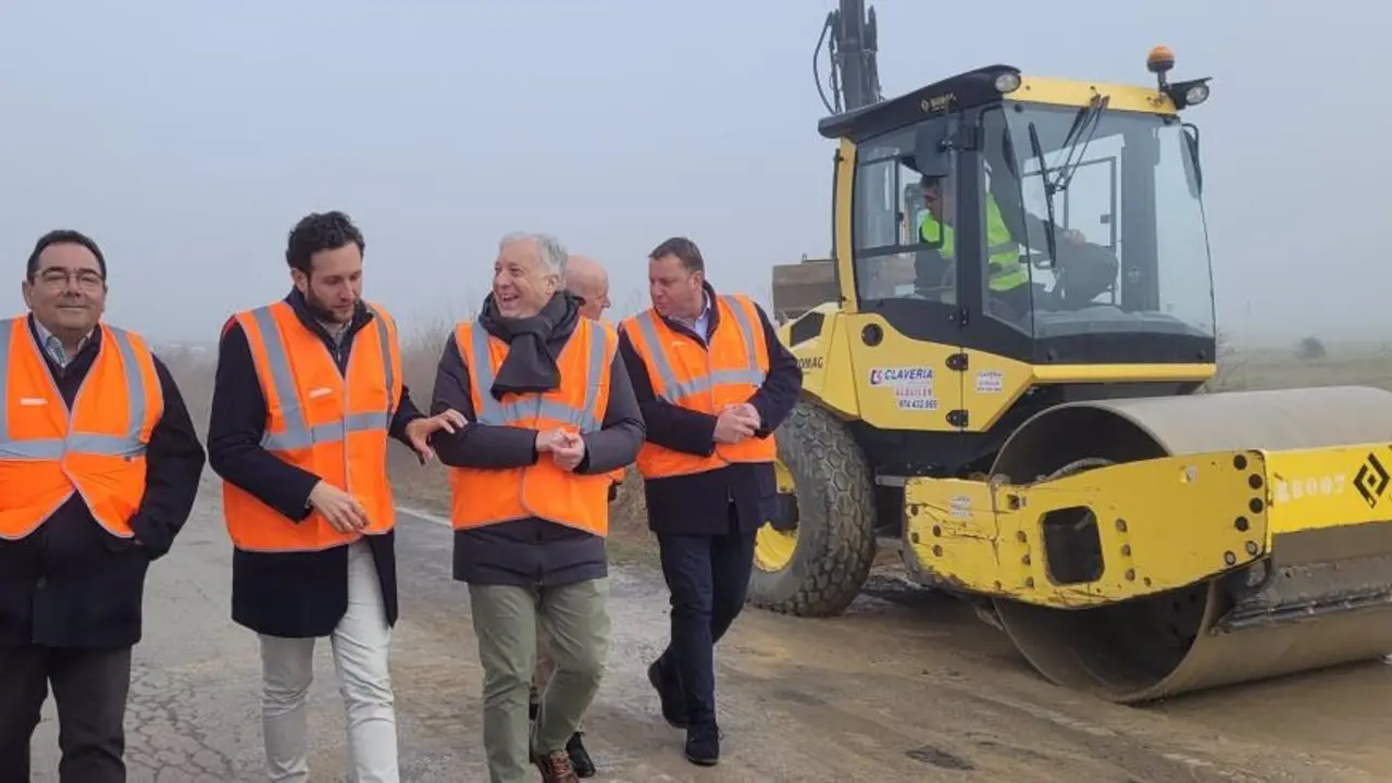 Octavio L&oacute;pez ha visitado las obras de la A-1238 junto a los alcaldes de Monz&oacute;n y Binaced, Isaac Clave y Javier Sorinas, y el presidente de la Comarca del Cinca Medio, Javier Civiac. - GOBIERNO DE ARAG&Oacute;N