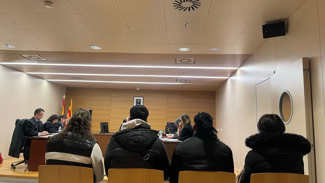 Imagen de cuatro de los acusados de la agresi&oacute;n en la sala uno de lo penal /H.A.