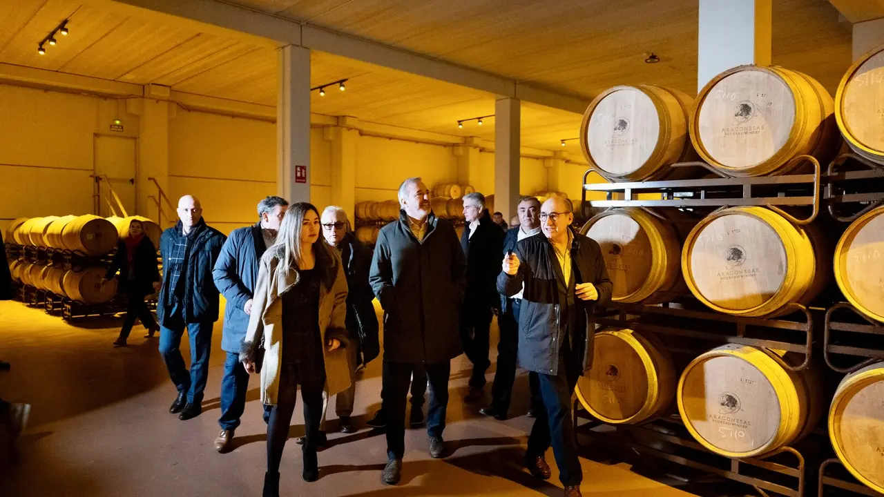 El presidente de Arag&oacute;n, Jorge Azc&oacute;n, en su visita a una bodega en la Comarca Campos de Borja